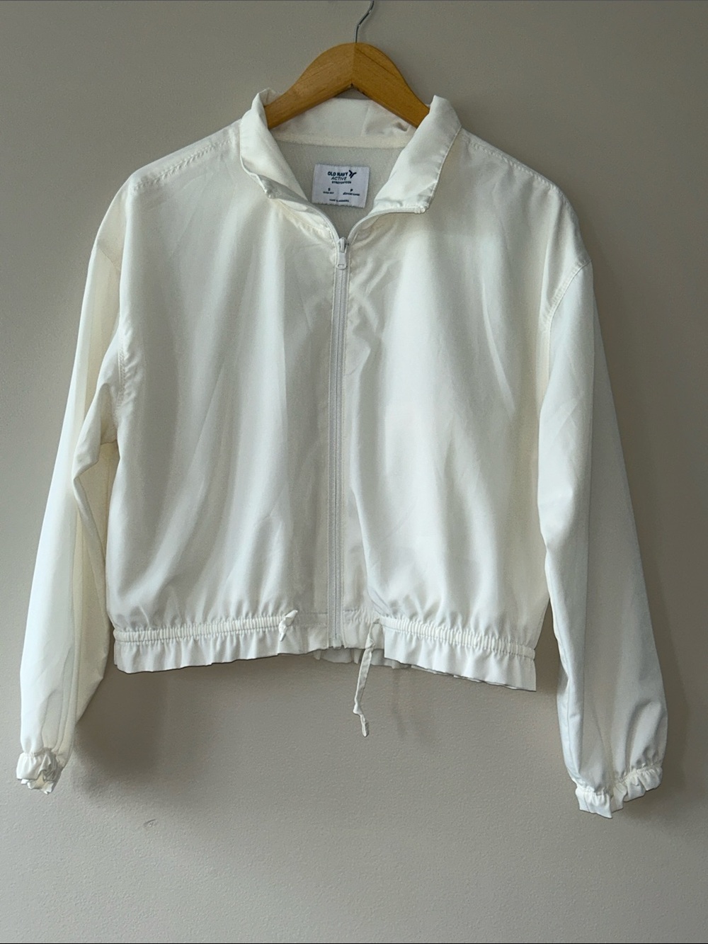 Old Navy StretchTech Packable Ruffle-Trim Jacket - Picture 3 of 9